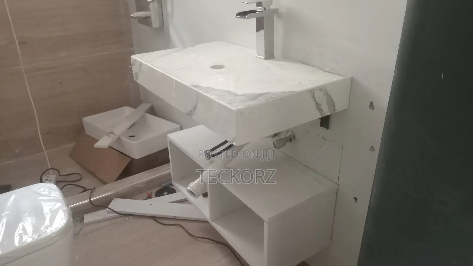 White Carrara Quartz Bathroom Vanity Set