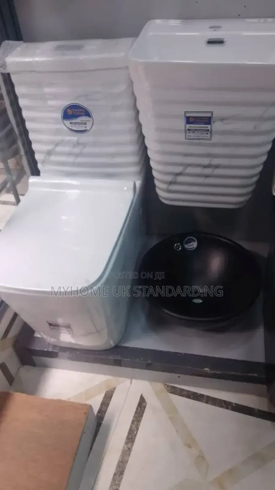 England Toilet Seat With Hanging Wash Hand Basin White