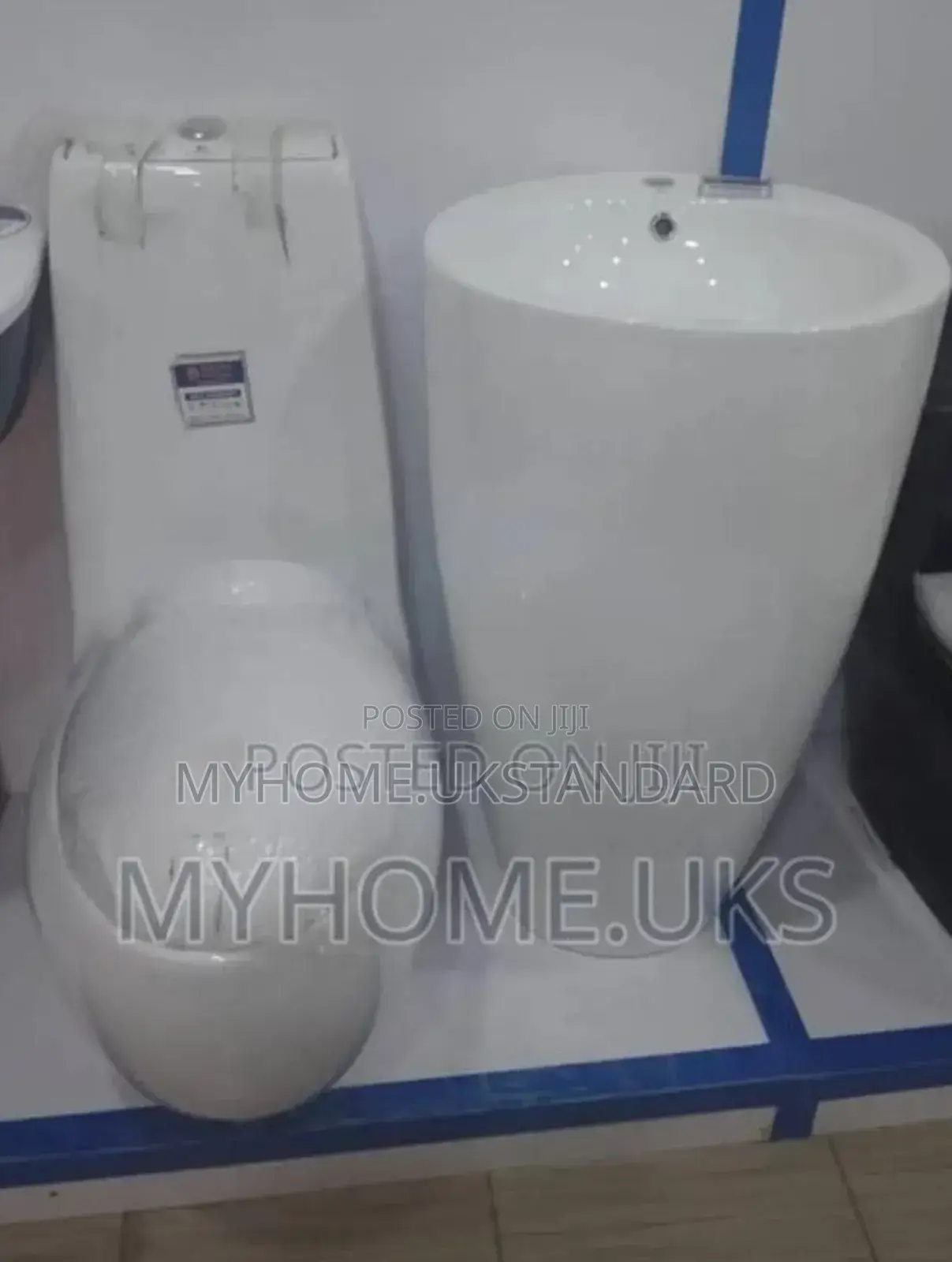 Master Toilet Seat With Wash Hand Basin Egg  Shape