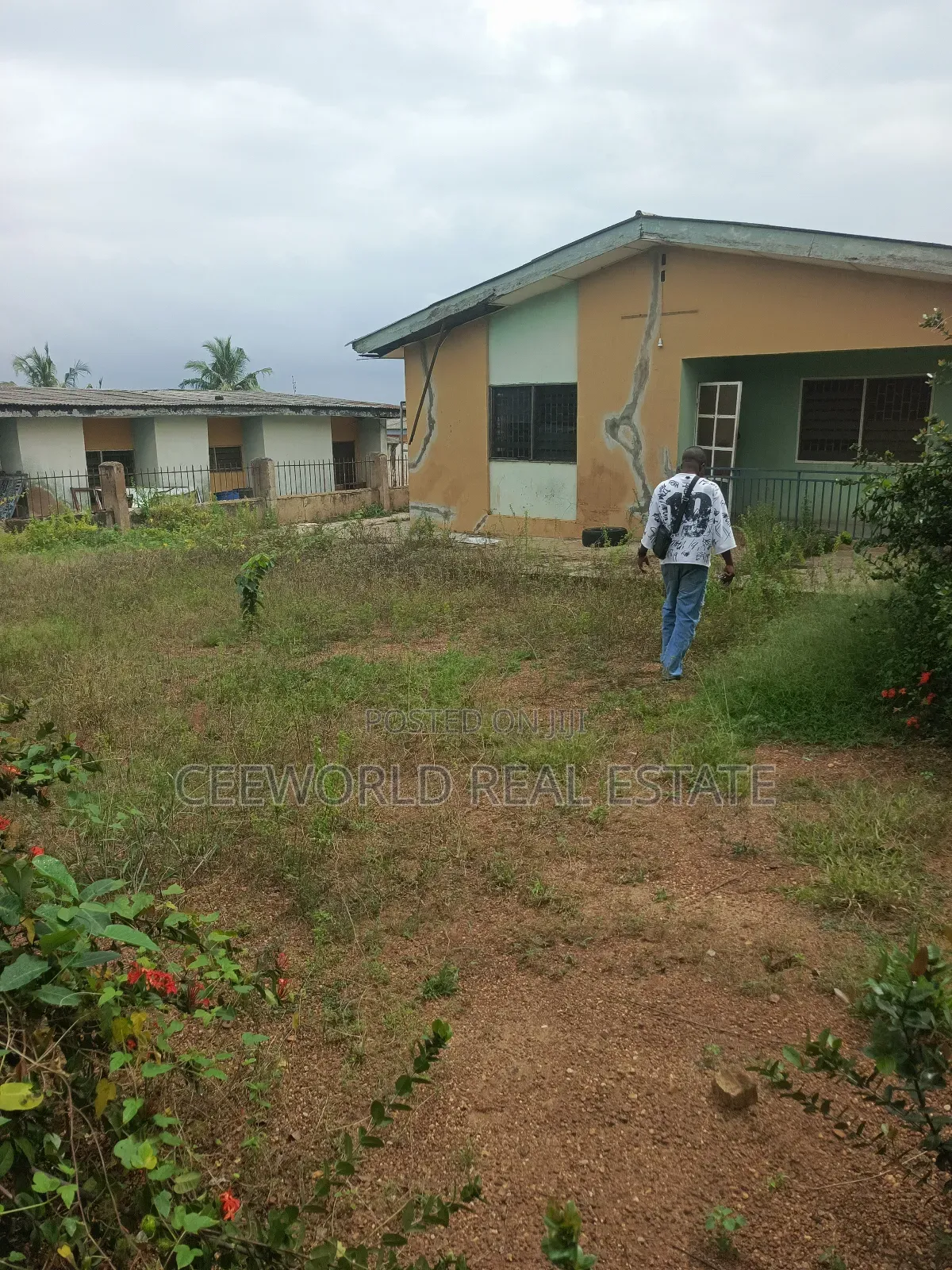 Old Structure Building Sitting on 500sqm of Land at Oluyole