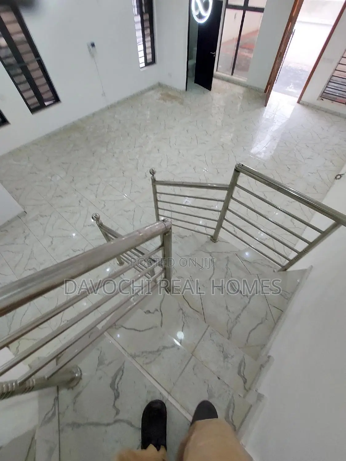 4bdrm Duplex in Chevron for rent