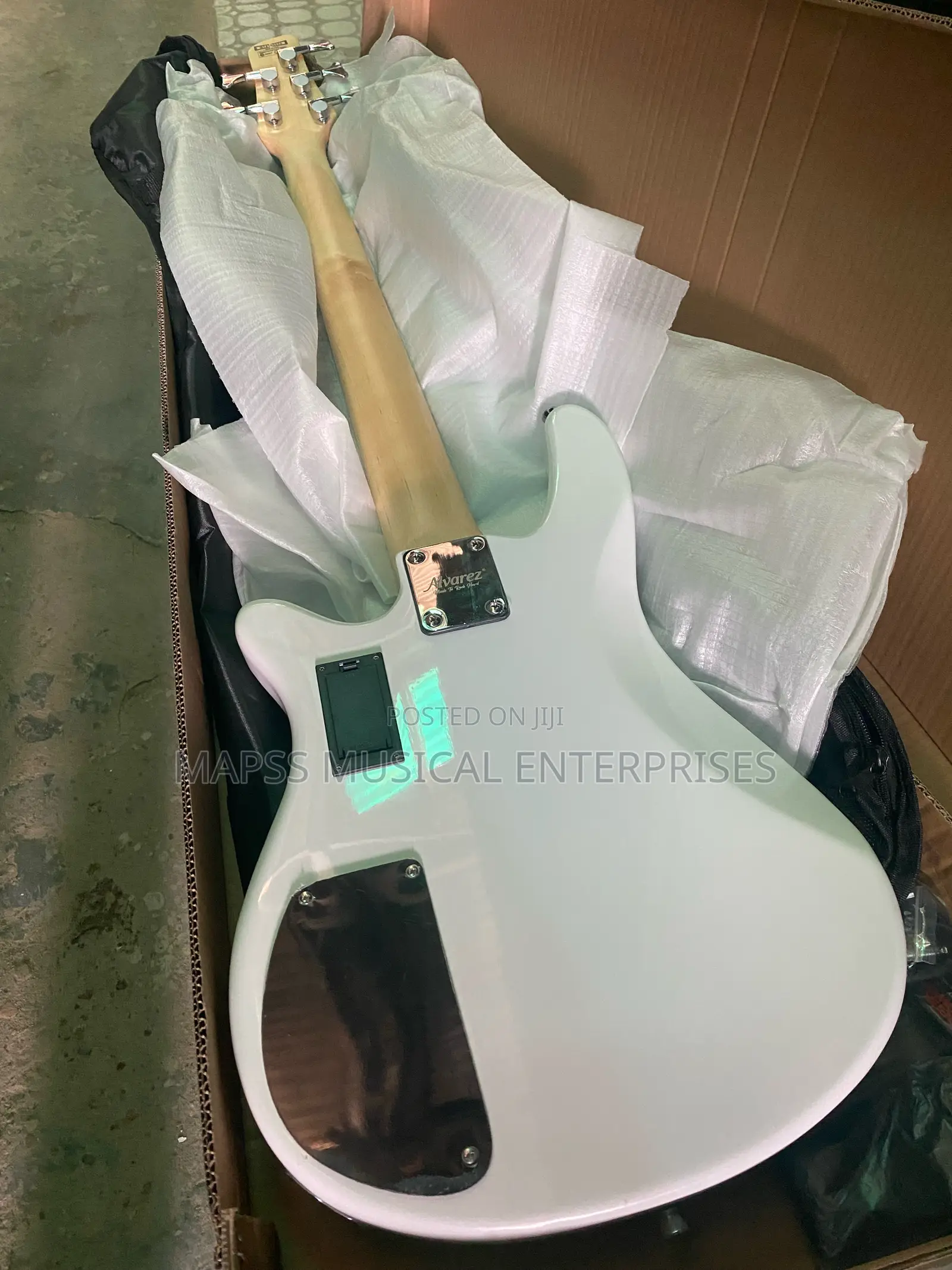 Five Strings Alvarez Active Bass Guitar