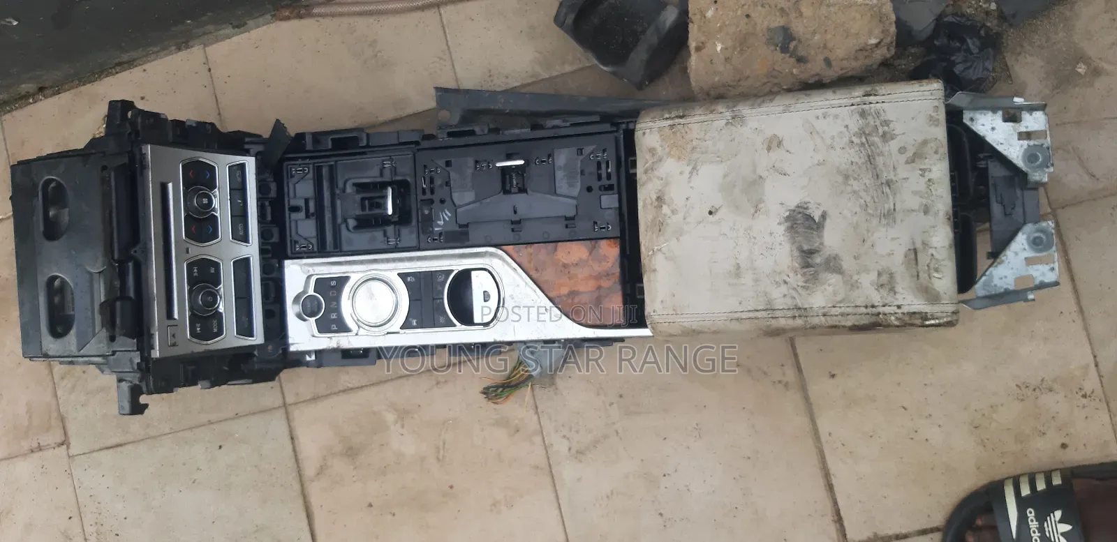 Jaguar Gear Selector in Model of Jaguar Available
