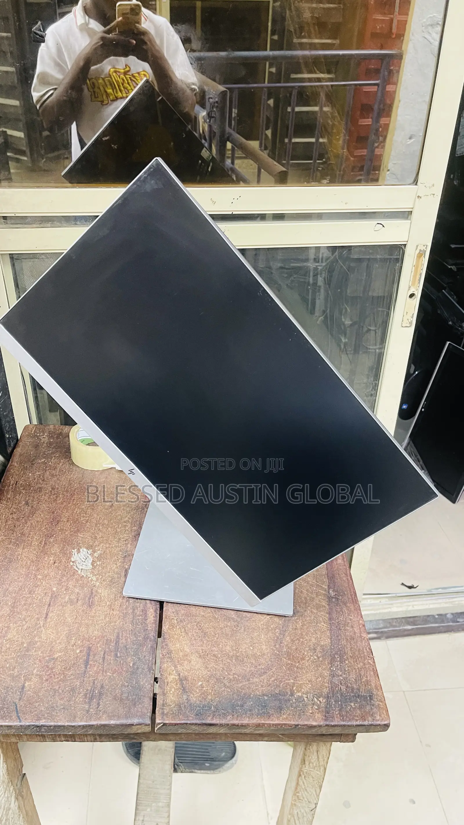 24 Inches Hp Frameless Monitor