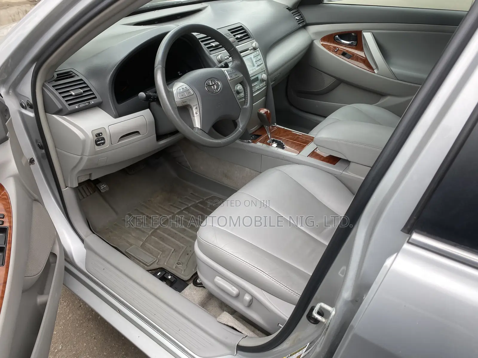 Toyota Camry XLE V6 4dr Sedan (3.5L 6cyl 6AM) 2010 Silver