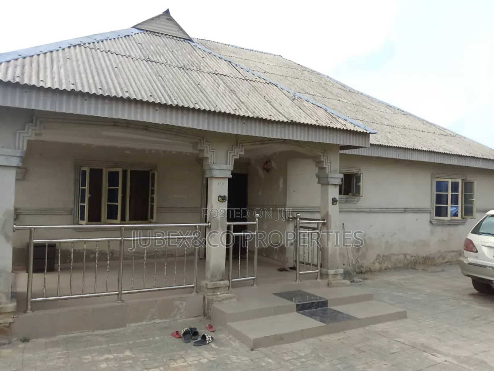 3bdrm Bungalow in Solu Total Bus Stop for sale