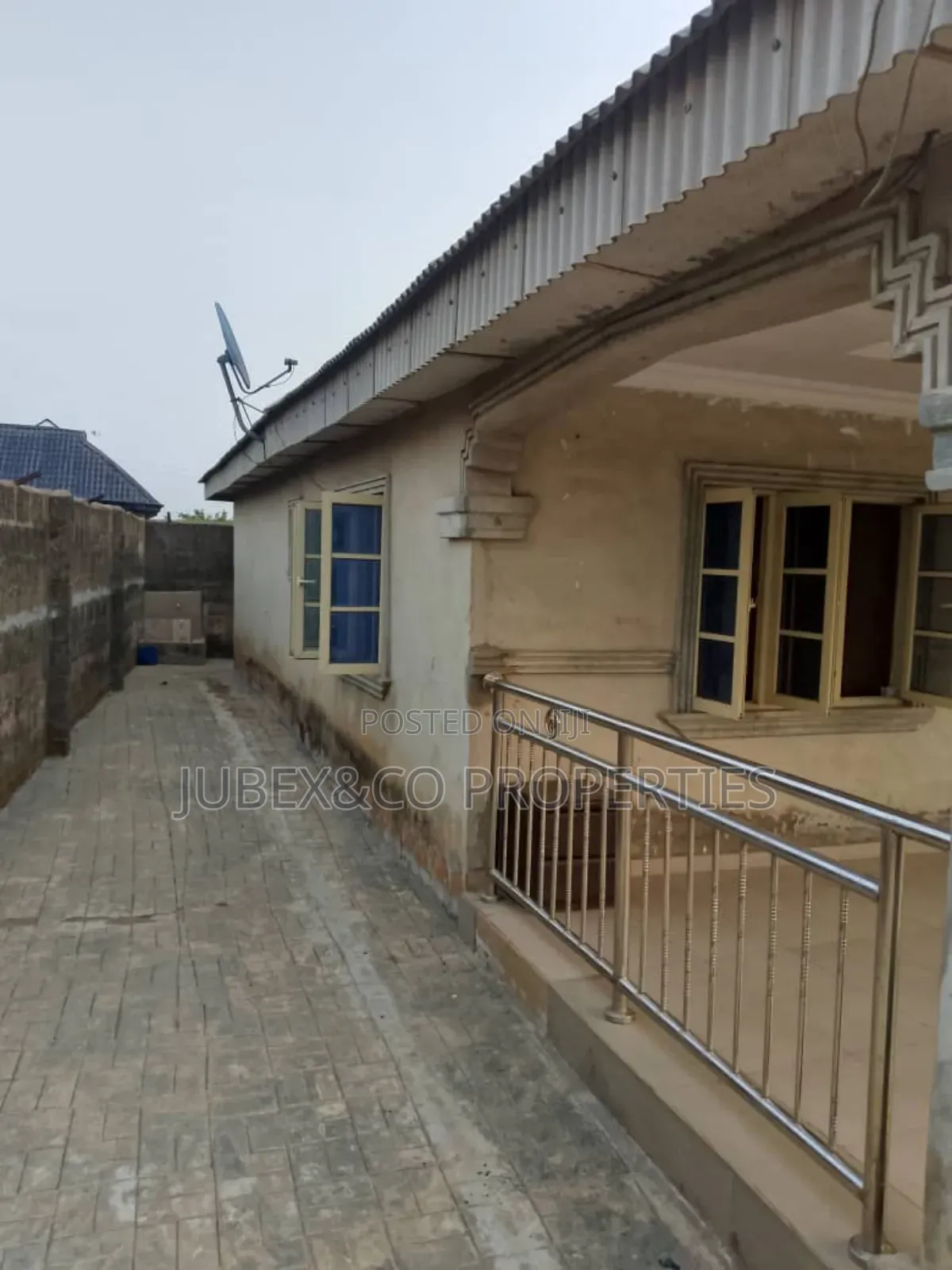3bdrm Bungalow in Solu Total Bus Stop for sale