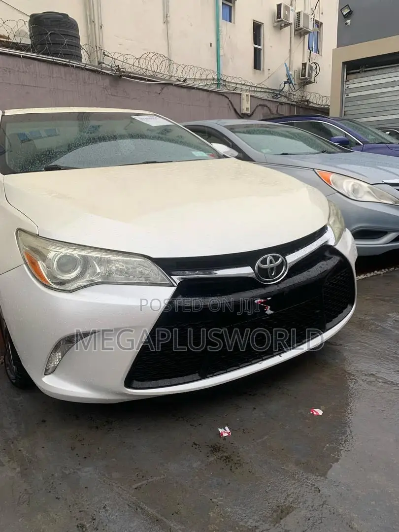 Toyota Camry SE 4dr Sedan (2.5L 4cyl 6A) 2015 White