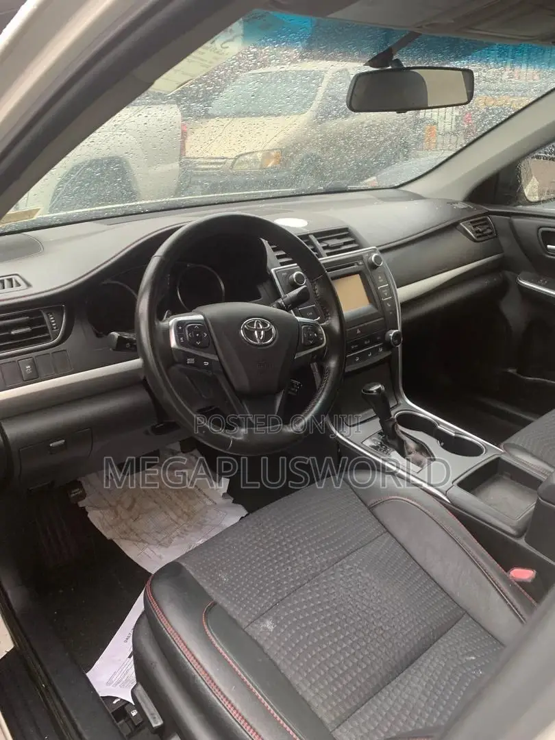 Toyota Camry SE 4dr Sedan (2.5L 4cyl 6A) 2015 White