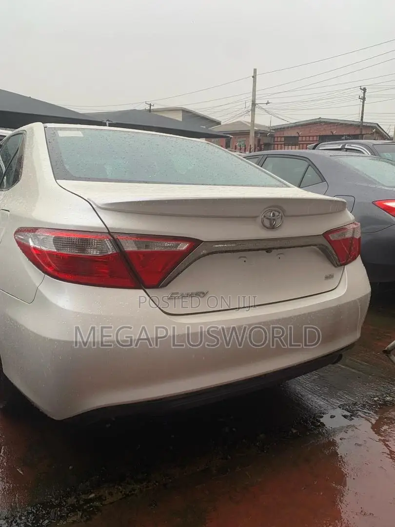 Toyota Camry SE 4dr Sedan (2.5L 4cyl 6A) 2015 White