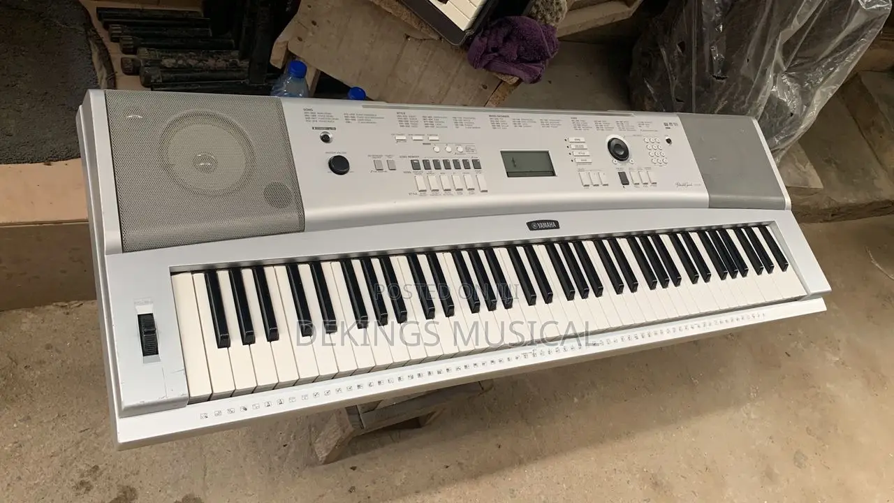 Yamaha DGX 220 Portable Digital Keyboard 76 Keys