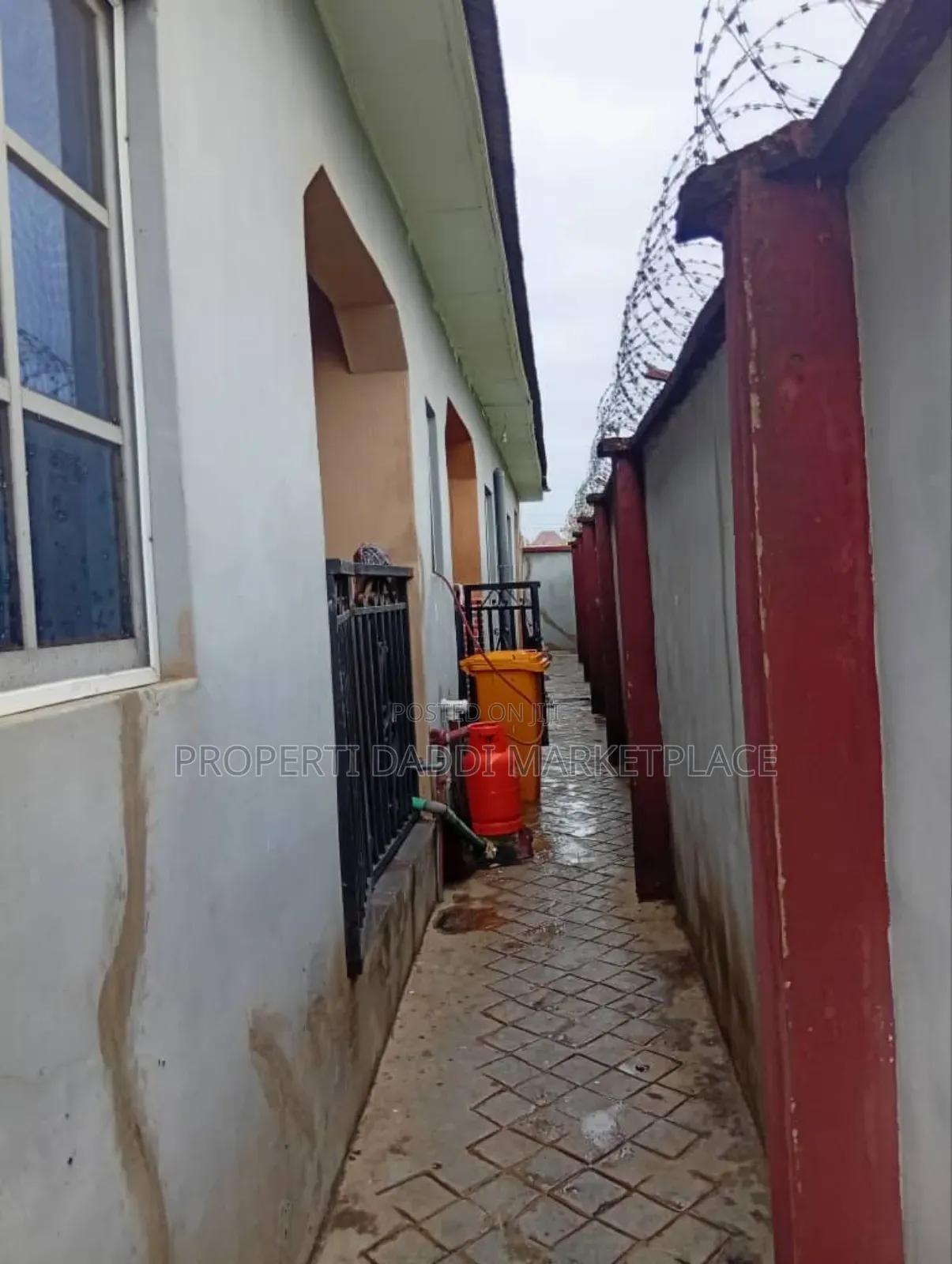 5bdrm Block of Flats in Ayobo for sale