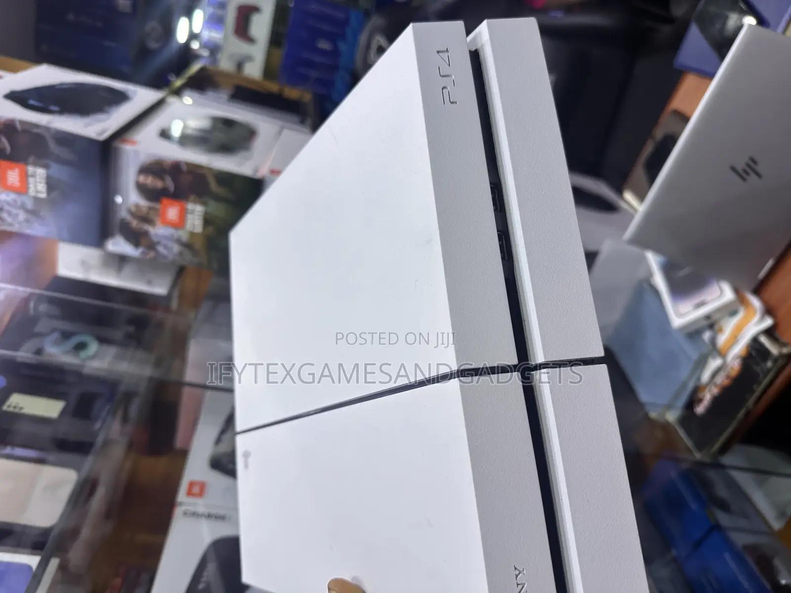 London Use Ps 4 Fat 500gb With 2 Pads and 12 Games