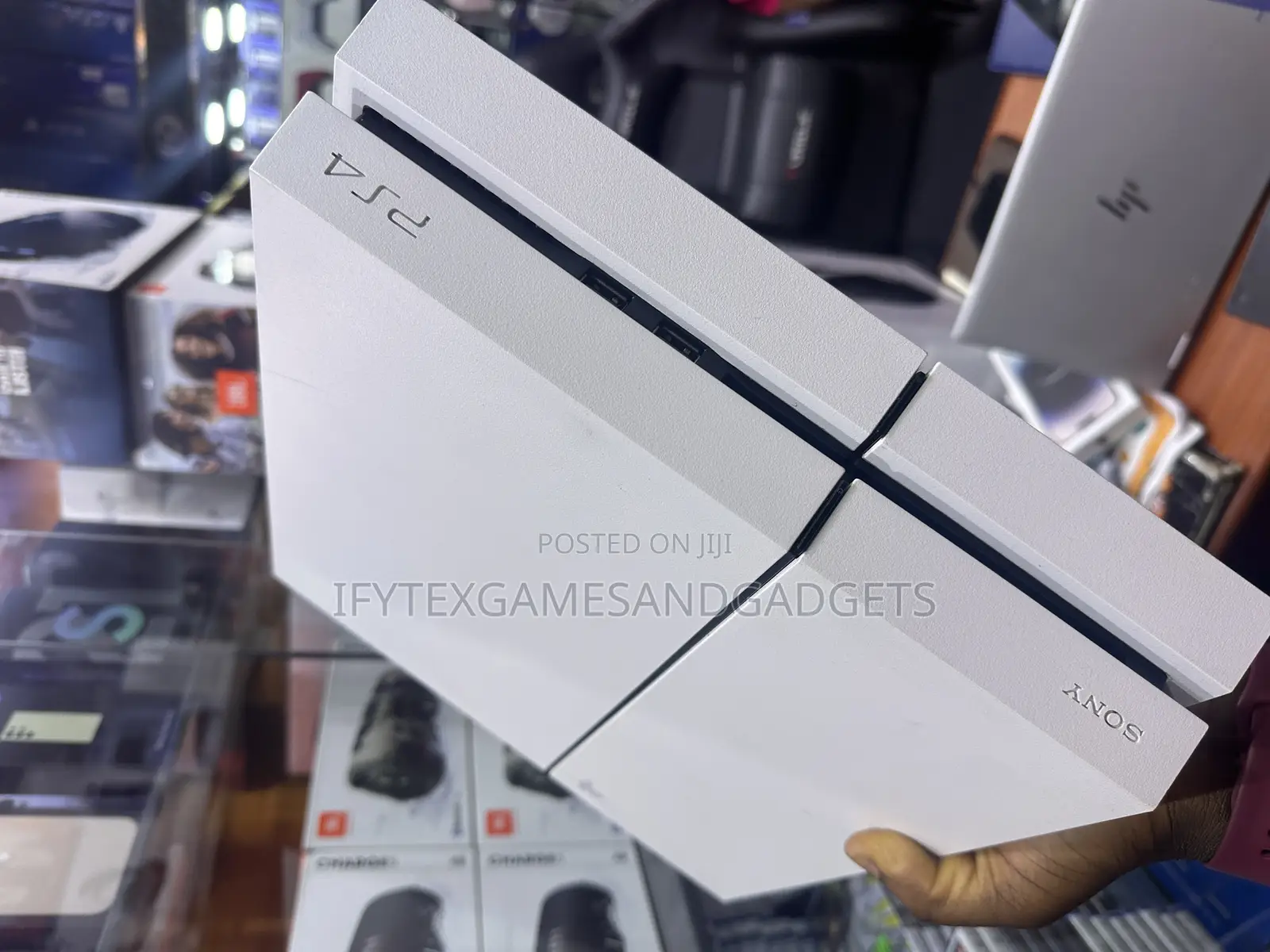 London Use Ps 4 Fat 500gb With 2 Pads and 12 Games