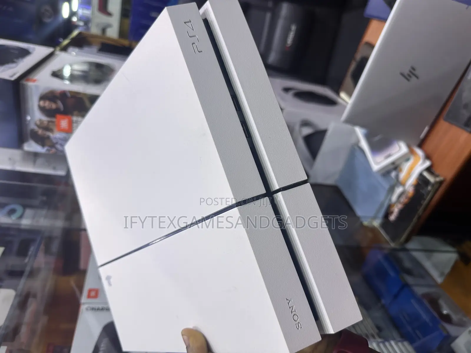 London Use Ps 4 Fat 500gb With 2 Pads and 12 Games