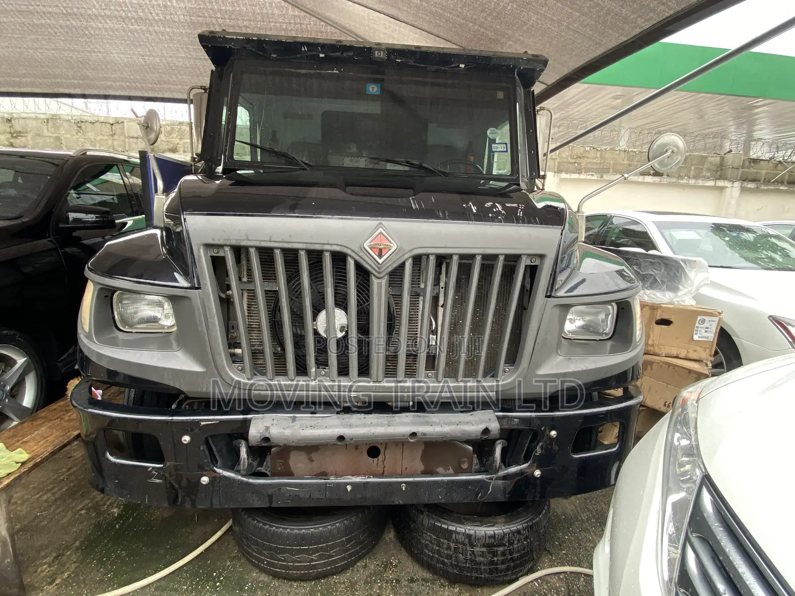 International 4700 2002 Black