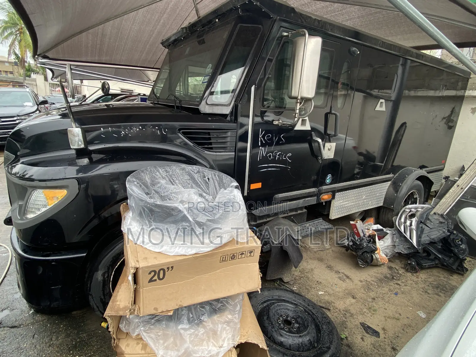 International 4700 2002 Black