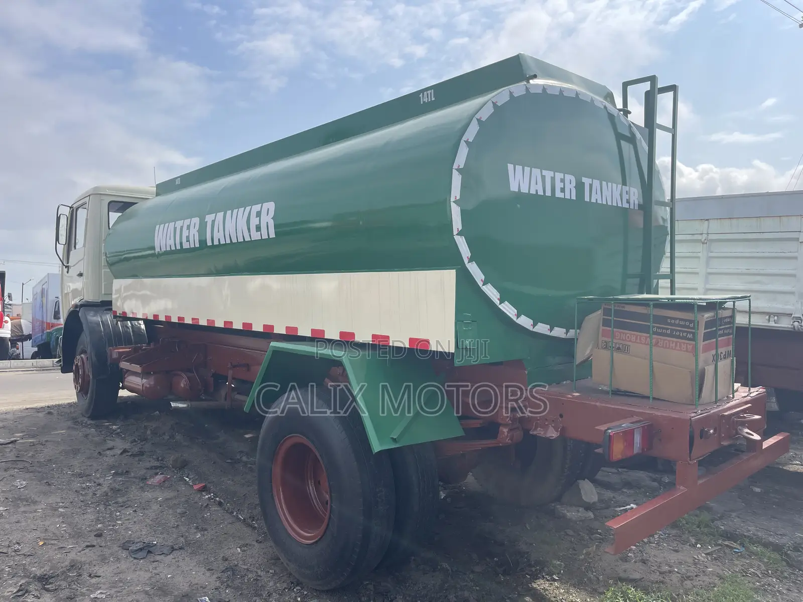 Foreign Used Mercedes Benz Water Tanker Truck.