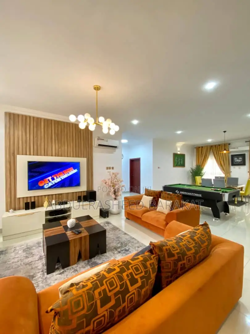 Luxury Three Bedroom Apartment With Snooker