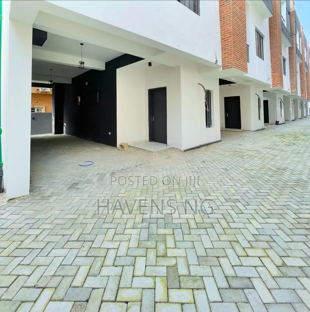 4bdrm Townhouse/Terrace in Ologolo for sale
