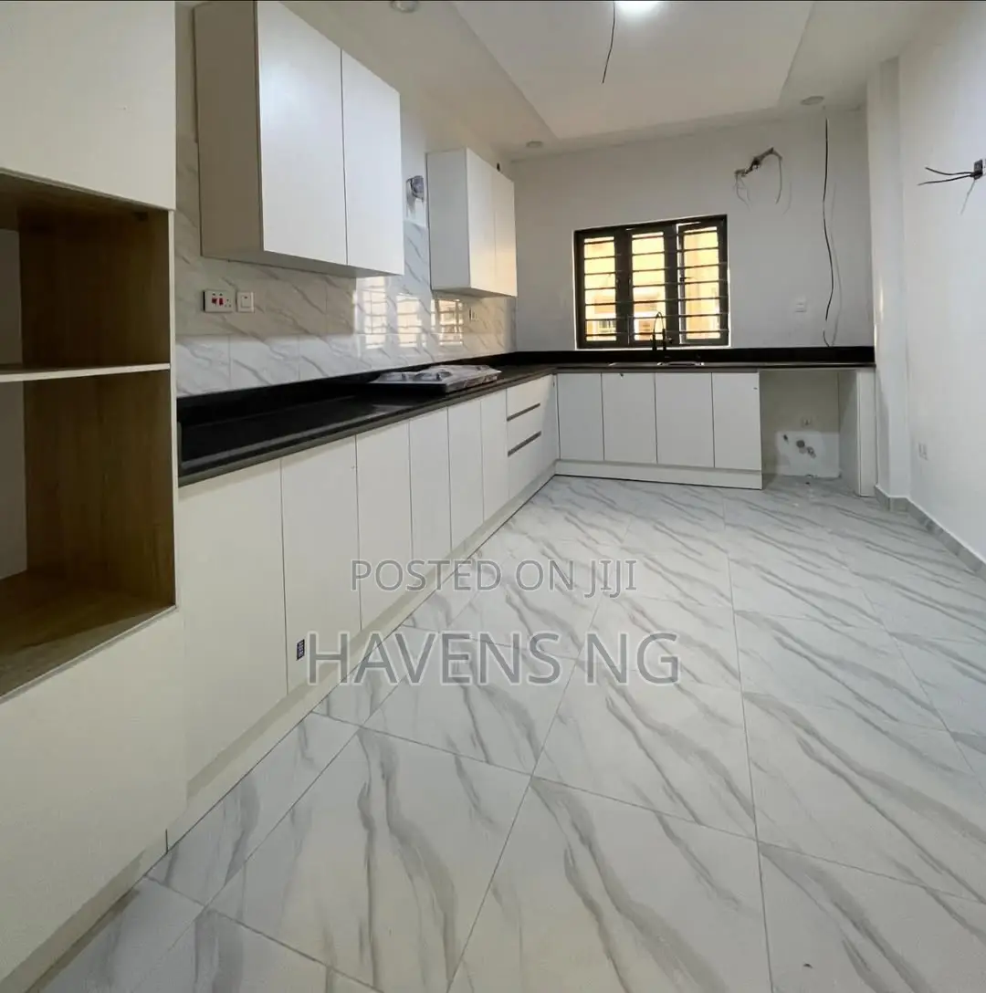 4bdrm Townhouse/Terrace in Ologolo for sale