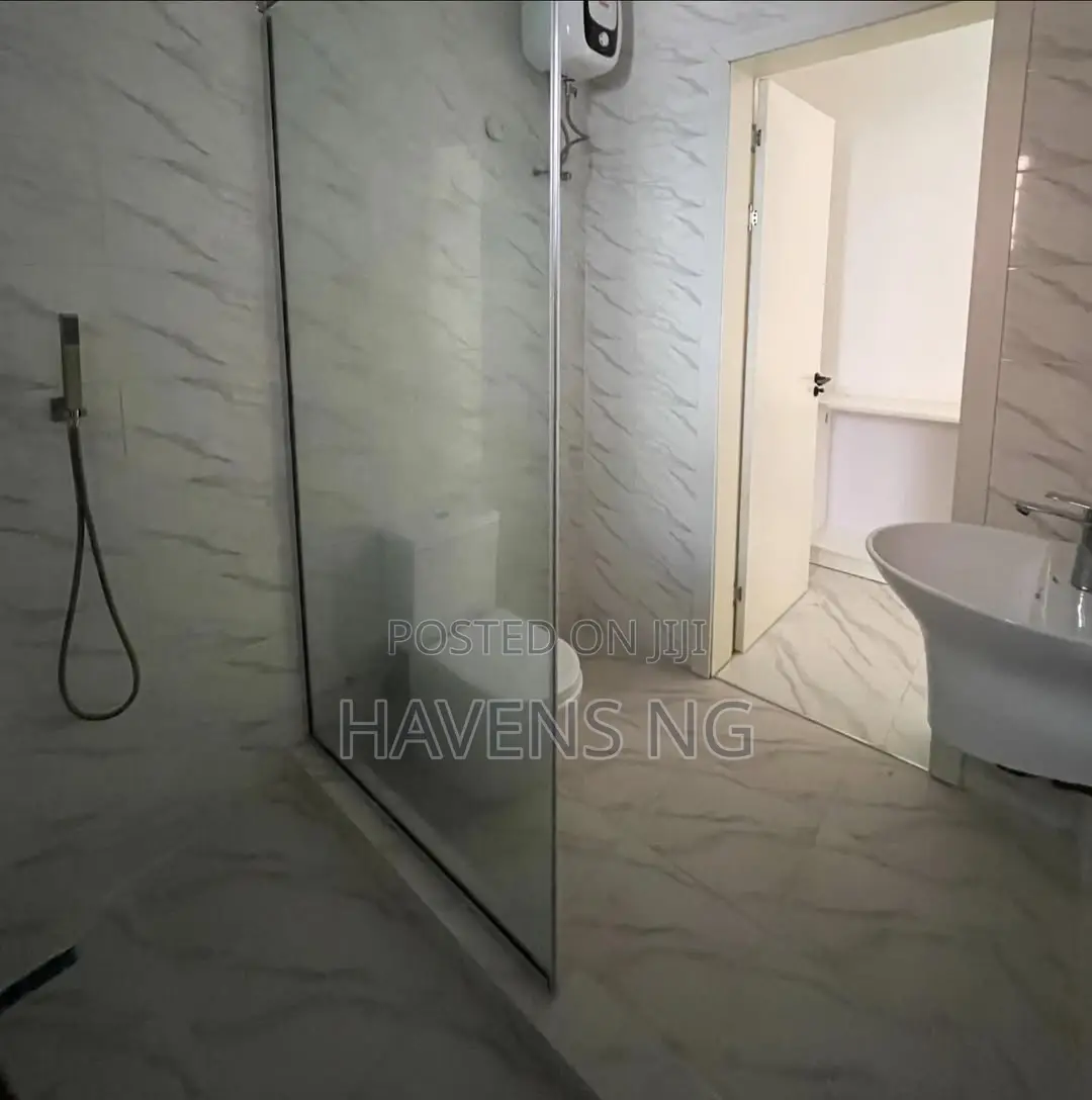 4bdrm Townhouse/Terrace in Ologolo for sale