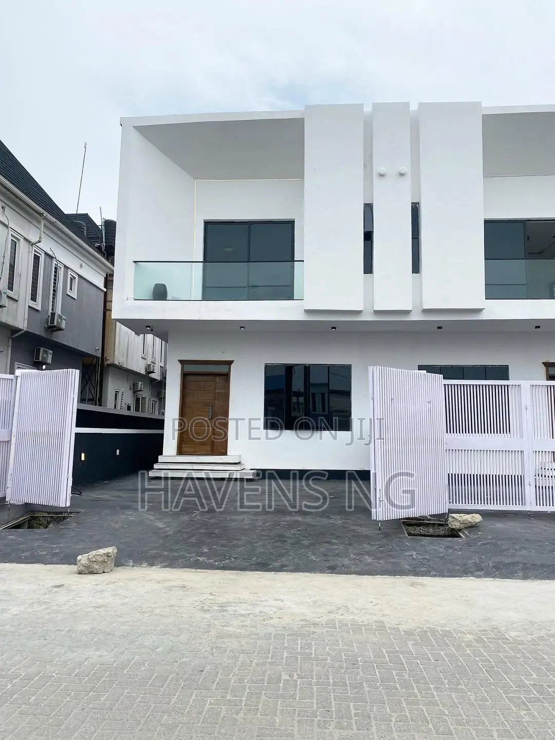 4bdrm Duplex in Lekki Phase 2 for sale