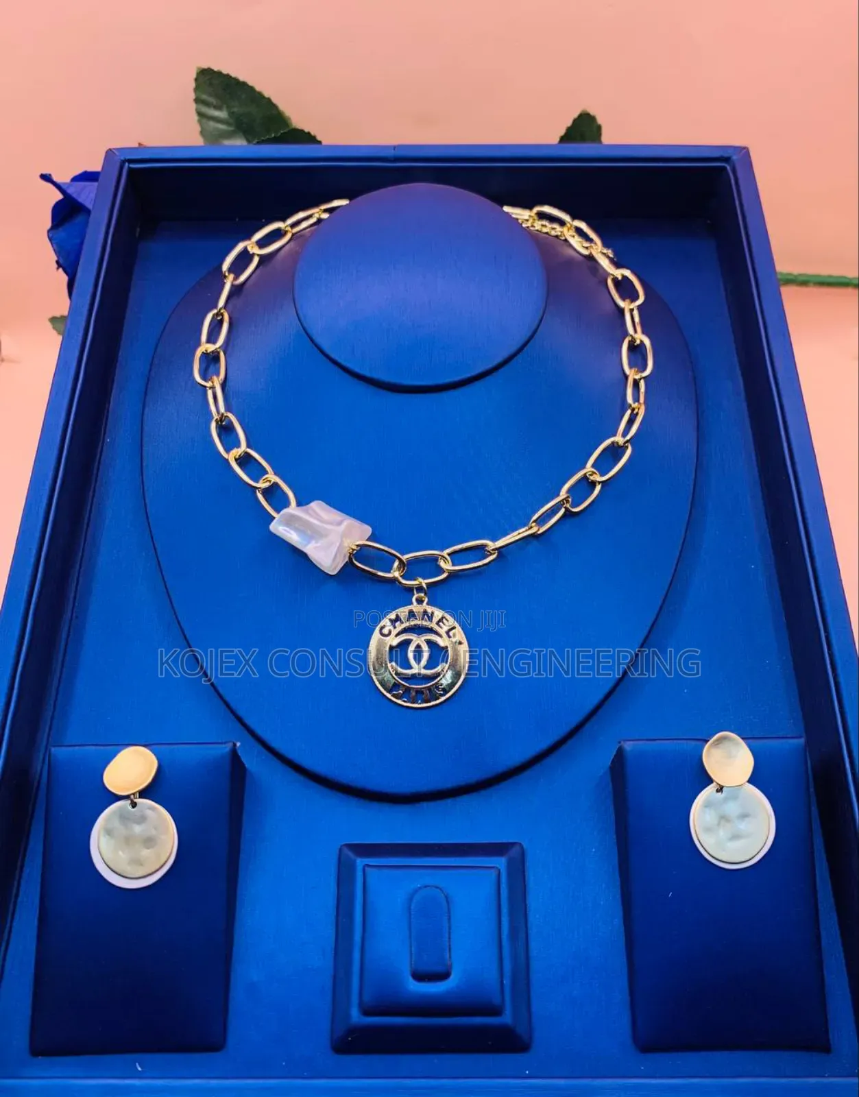 Gold Colour Chains Necklace for Women Circle Round