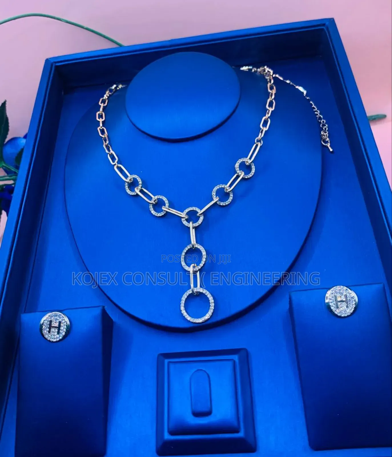 Gold Colour Chains Necklace for Women Circle Round