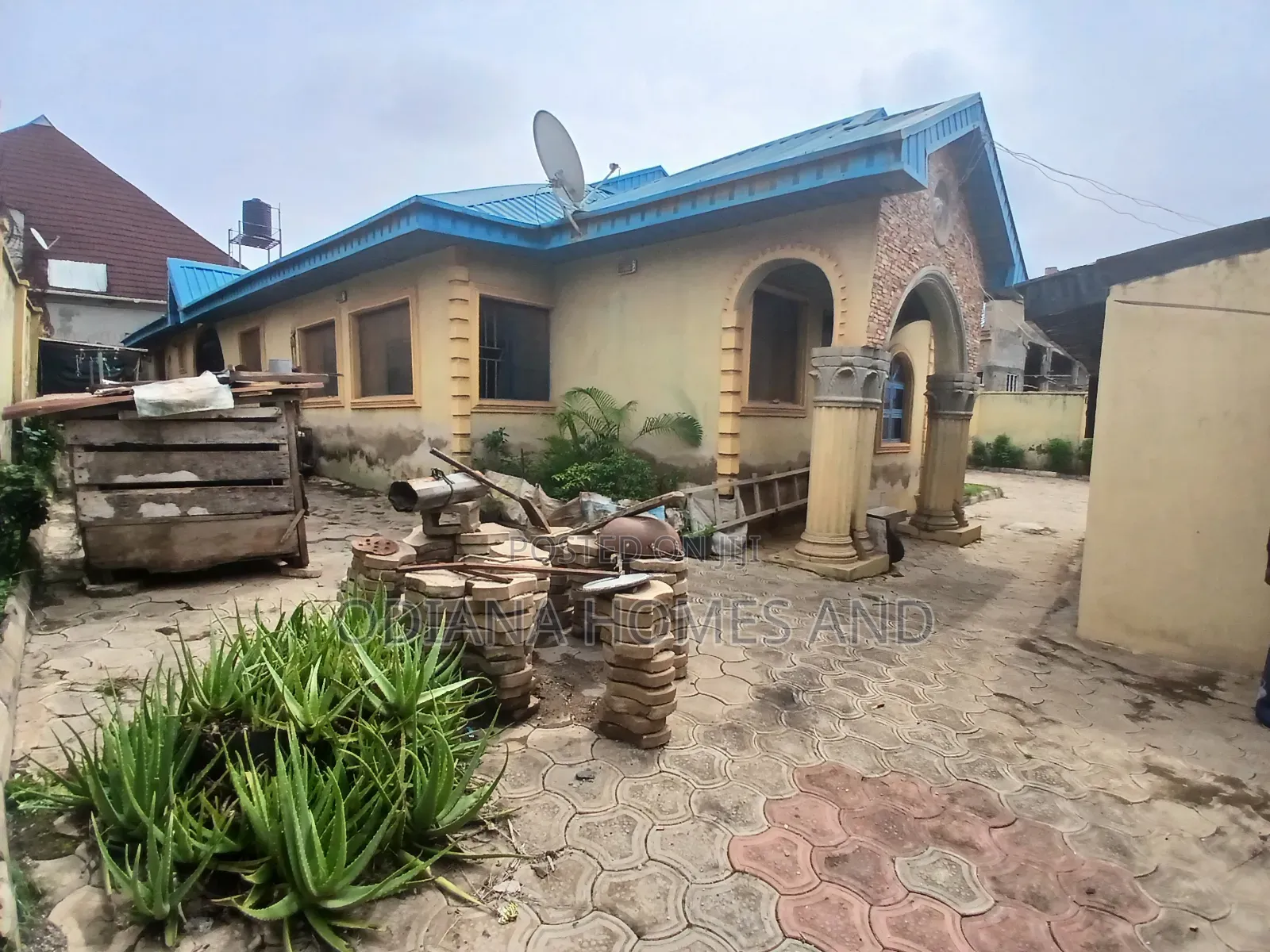 4bdrm Bungalow in Library Academy Road, Akala Express for sale