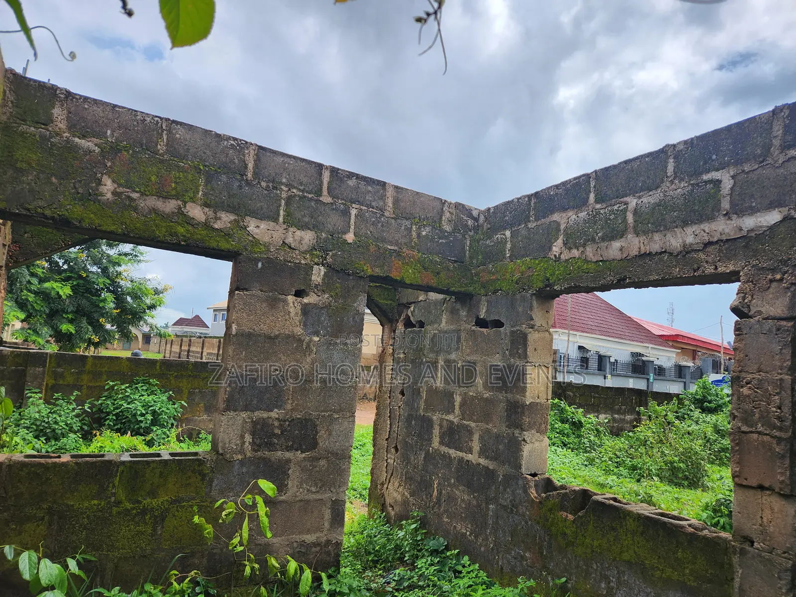 6bdrm Bungalow in Wire And Cable Apata for sale