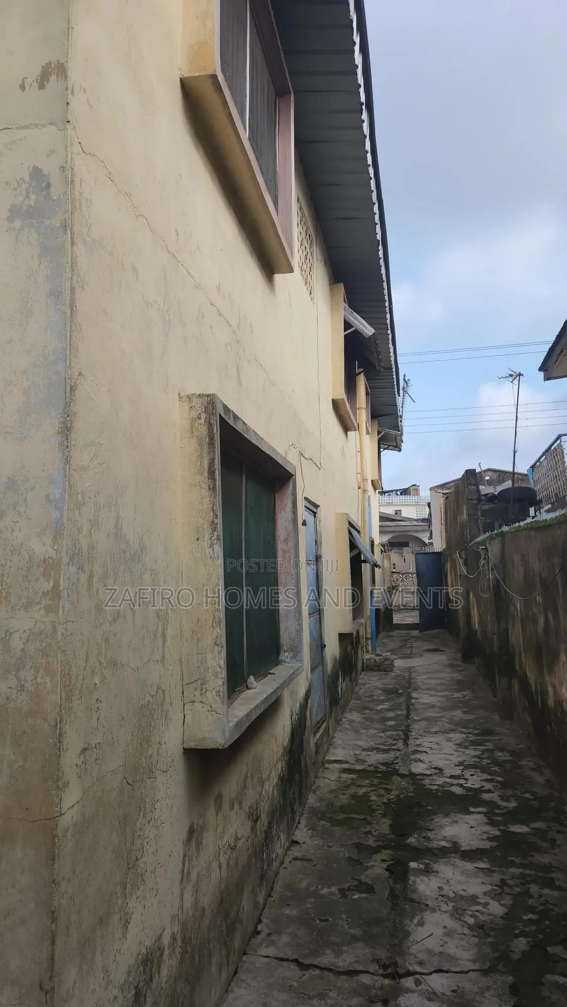 9bdrm House in Anfani Near, Apata for sale