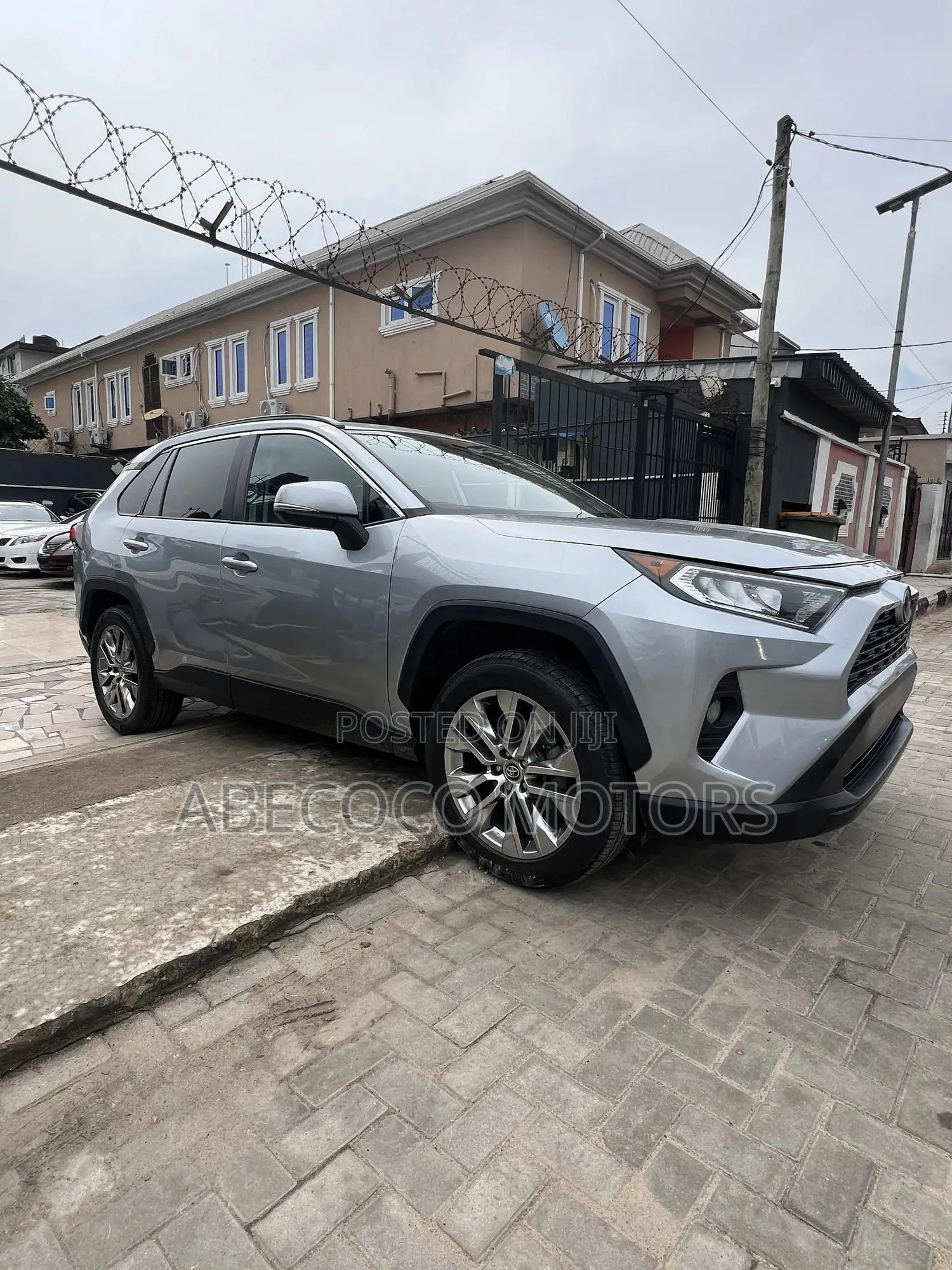 Toyota RAV4 XLE FWD 2020 Silver