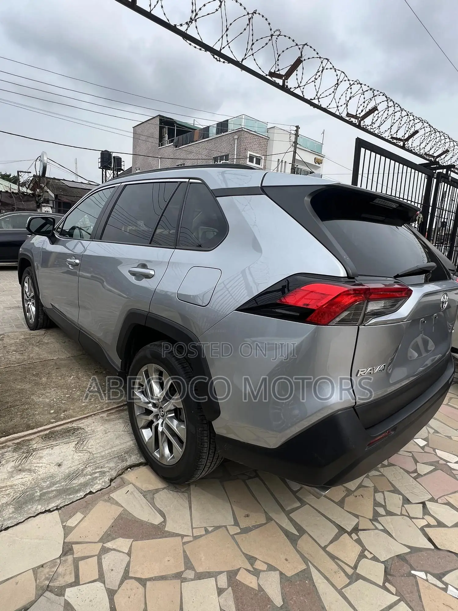 Toyota RAV4 XLE FWD 2020 Silver