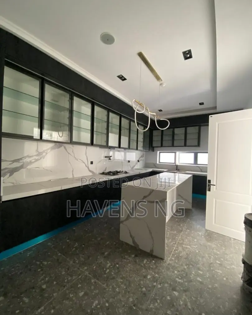 5bdrm Duplex in Lekki Phase 1 for sale