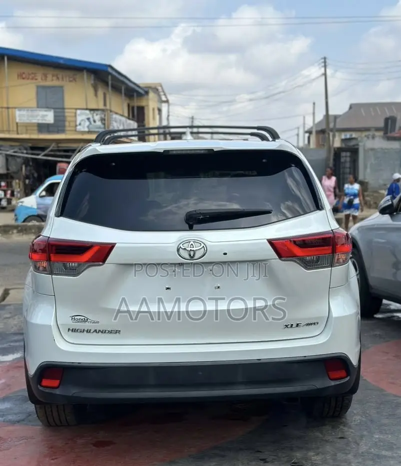 Toyota Highlander XLE 4x2 V6 (3.5L 6cyl 8A) 2017 White