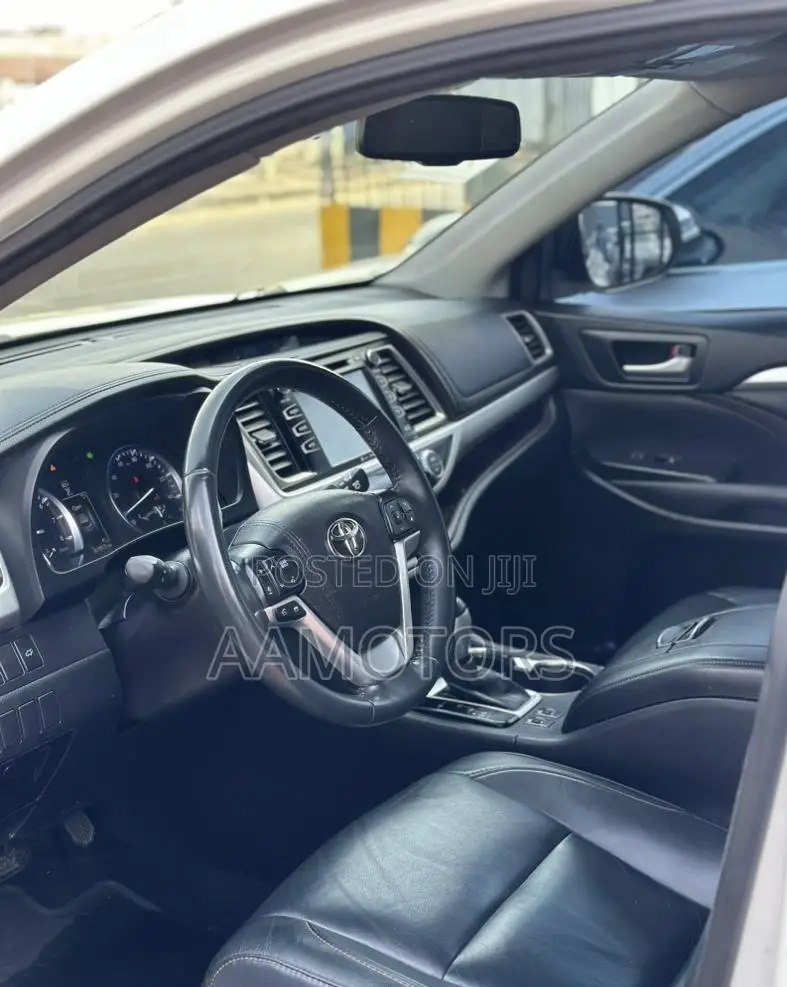 Toyota Highlander XLE 4x2 V6 (3.5L 6cyl 8A) 2017 White