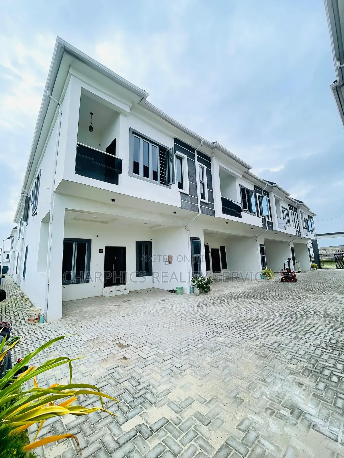 4bdrm Duplex in Lekki Phase 2 for sale