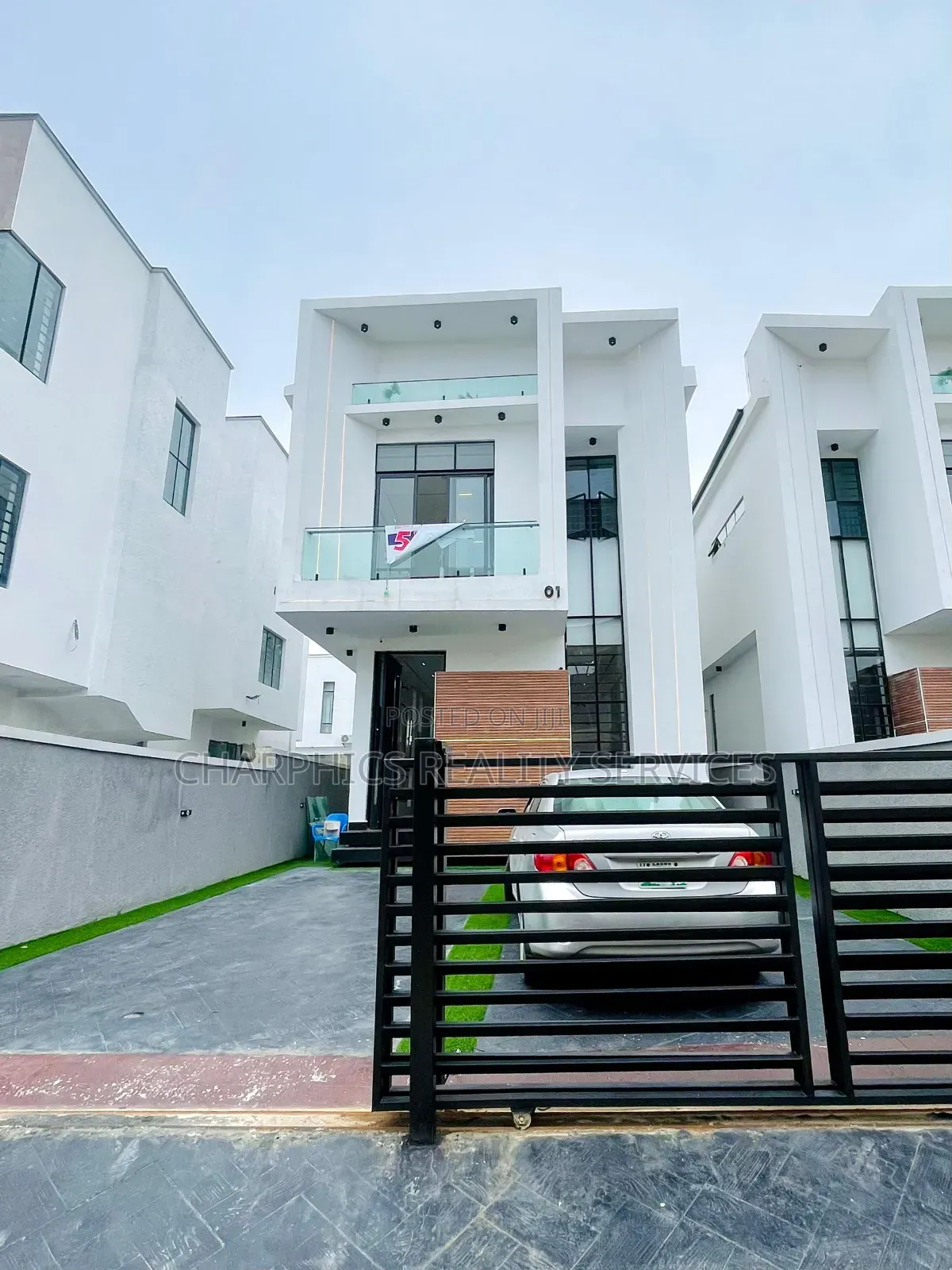 5bdrm Duplex in Chevron for sale