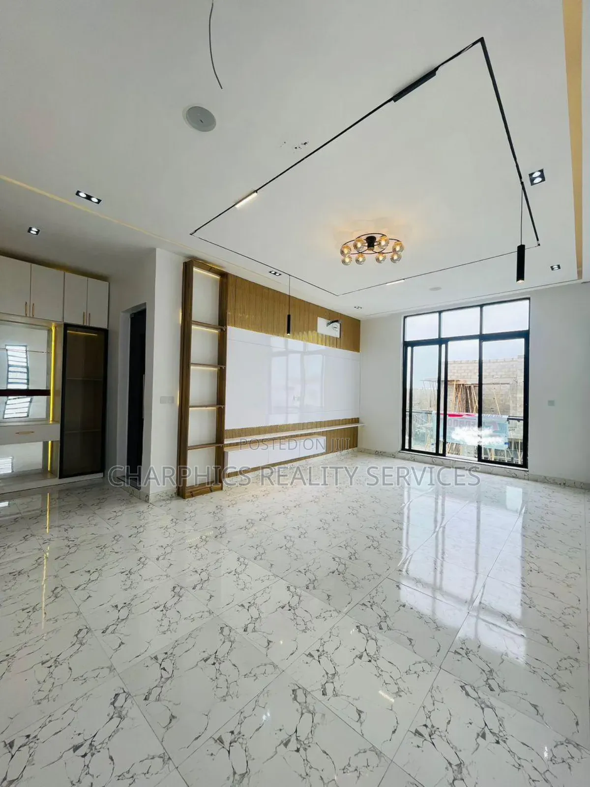 5bdrm Duplex in Chevron for sale