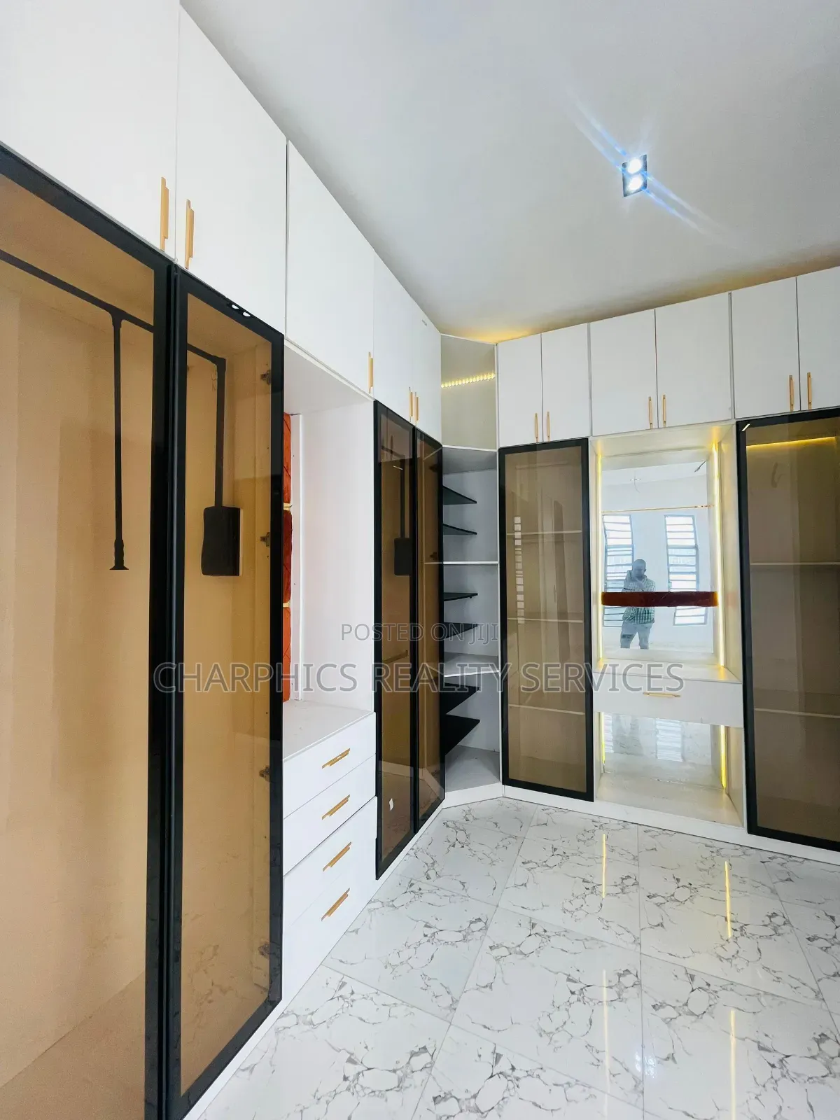 5bdrm Duplex in Chevron for sale