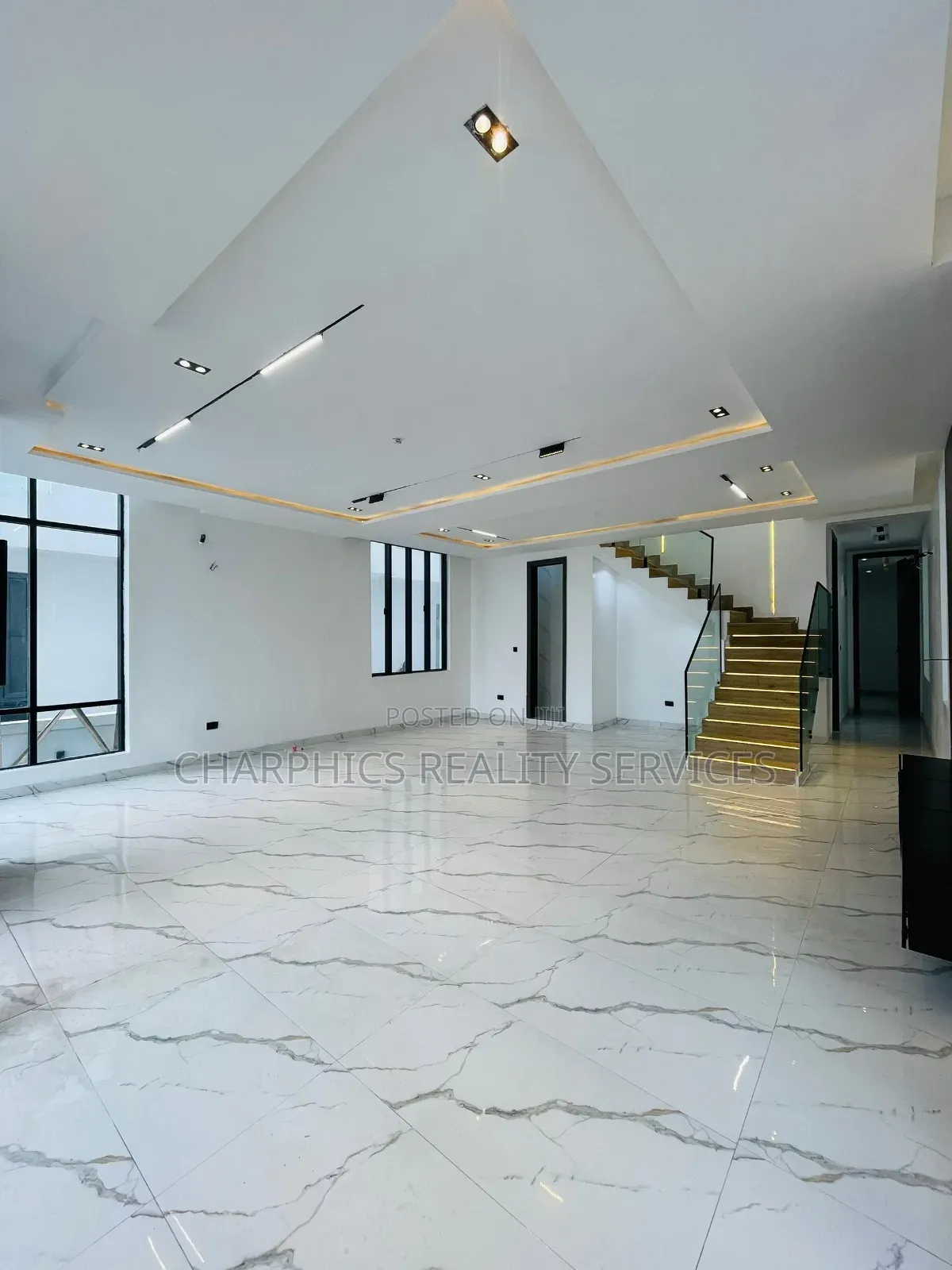 5bdrm Duplex in Chevron for sale