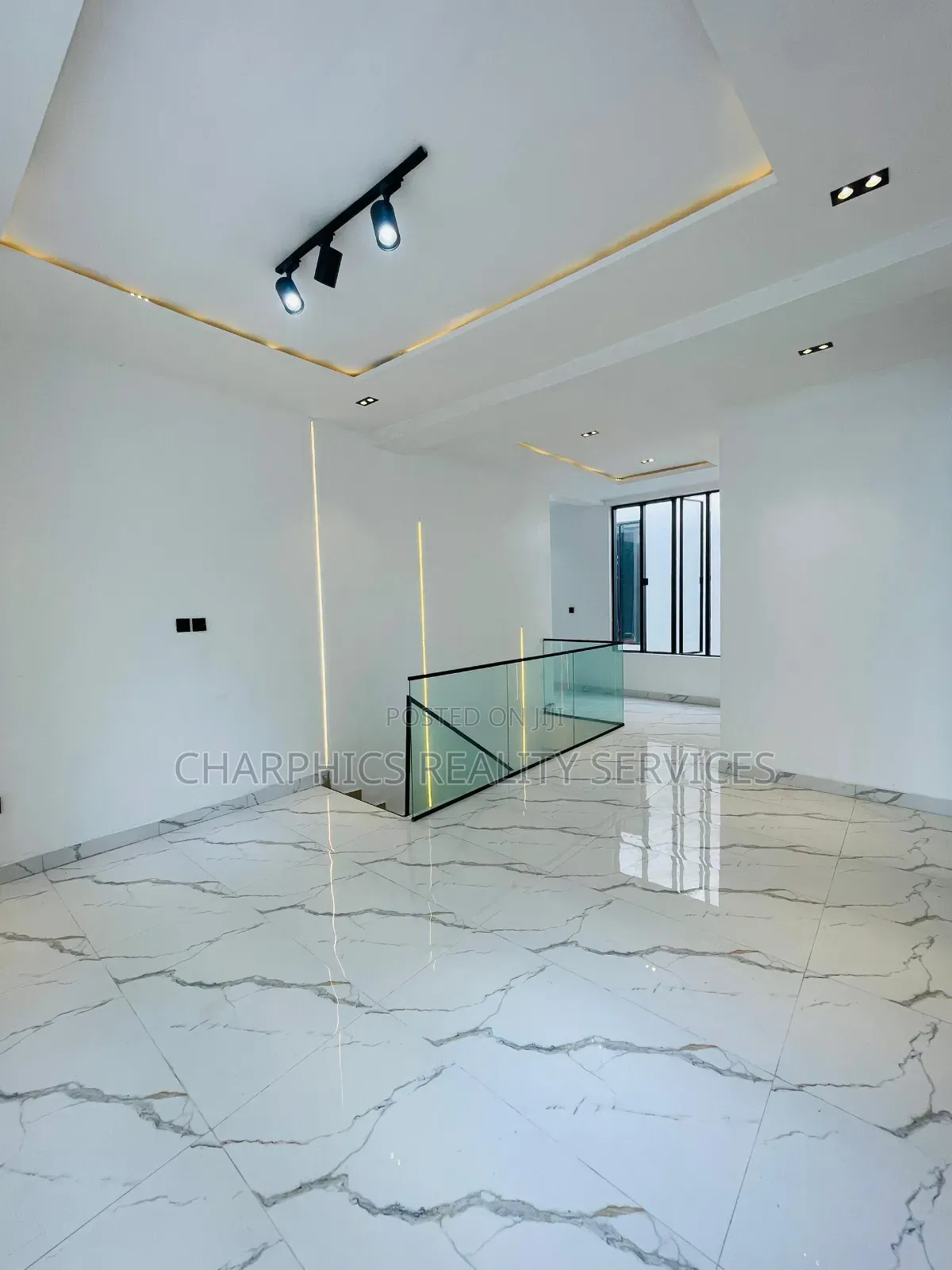 5bdrm Duplex in Chevron for sale