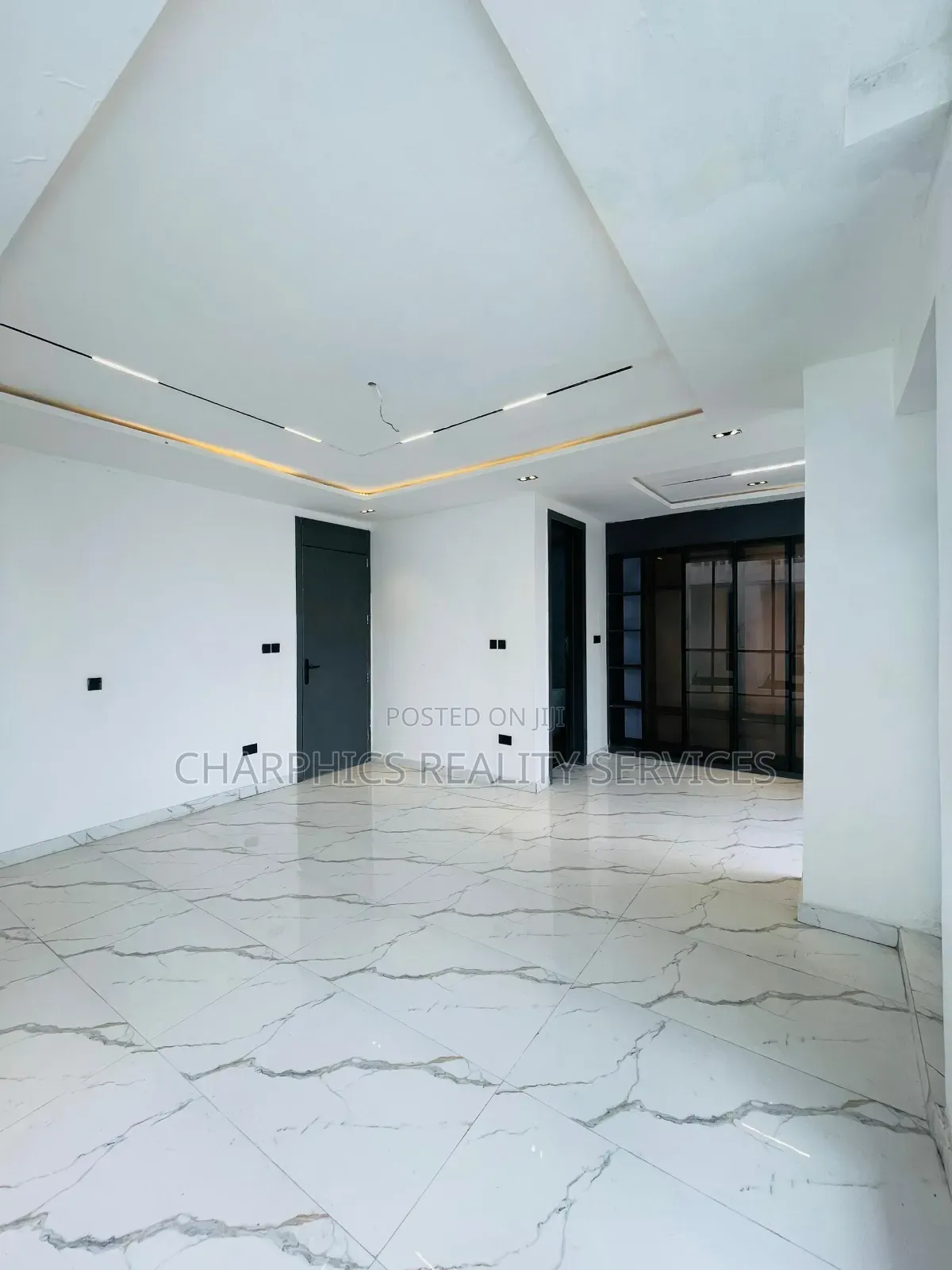 5bdrm Duplex in Chevron for sale