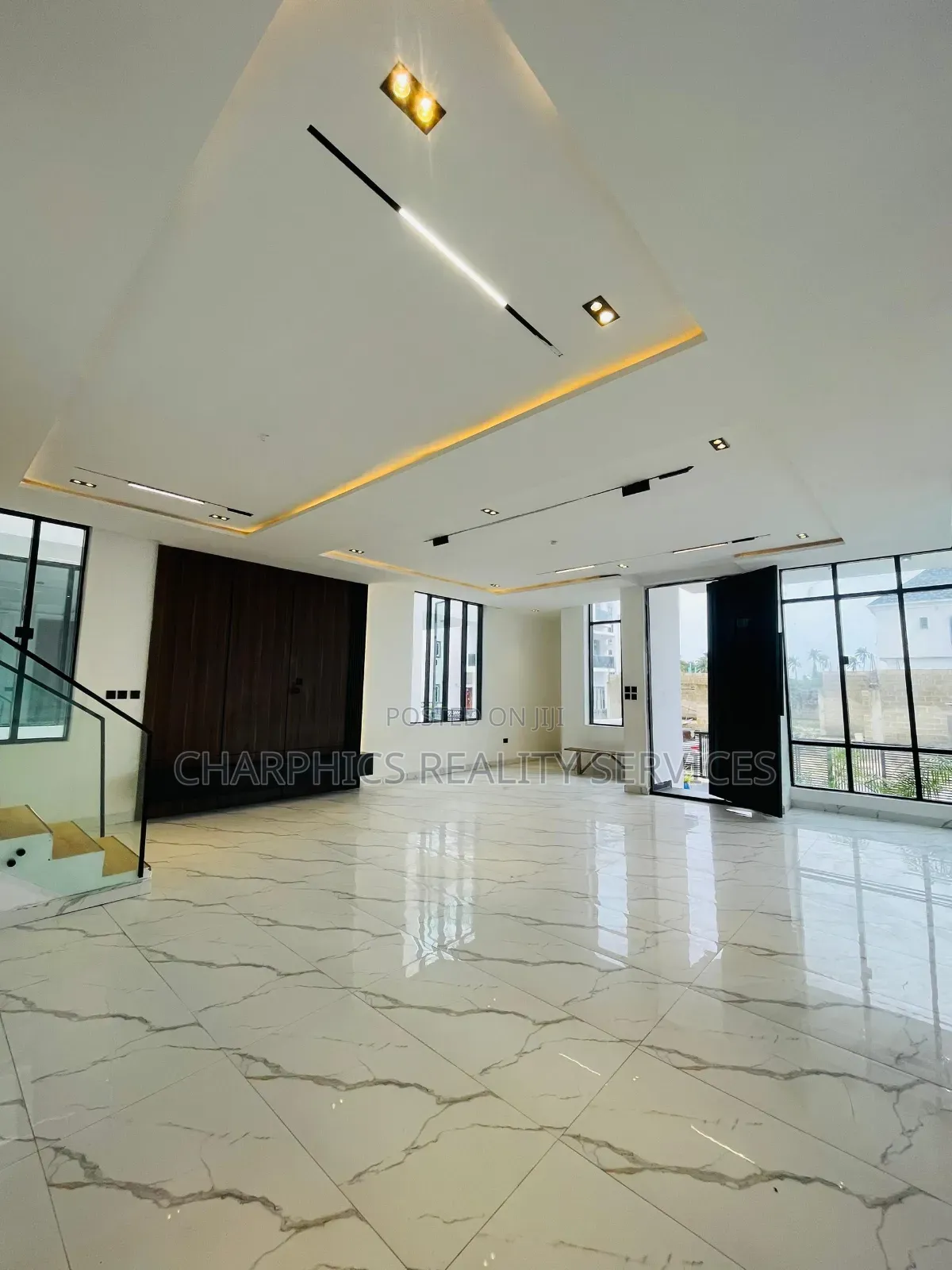 5bdrm Duplex in Chevron for sale