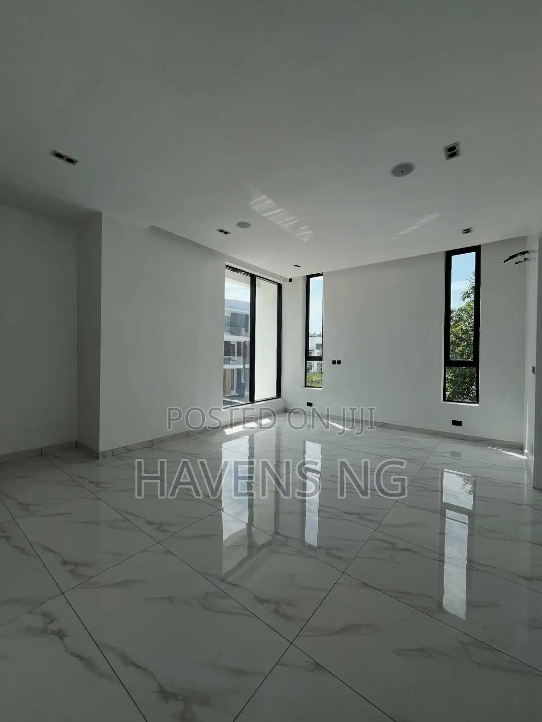 5bdrm Duplex in Ikota for sale