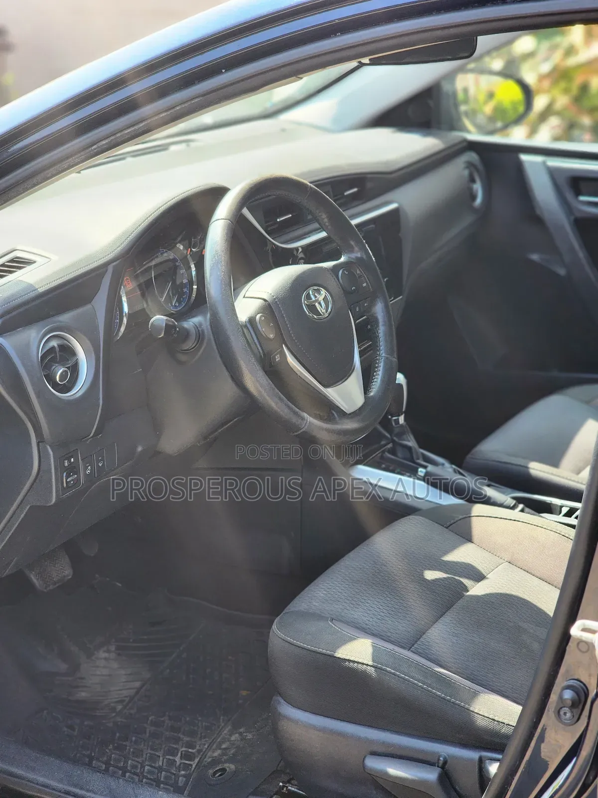 Toyota Corolla LE (1.8L 4cyl 2A) 2018 Blue
