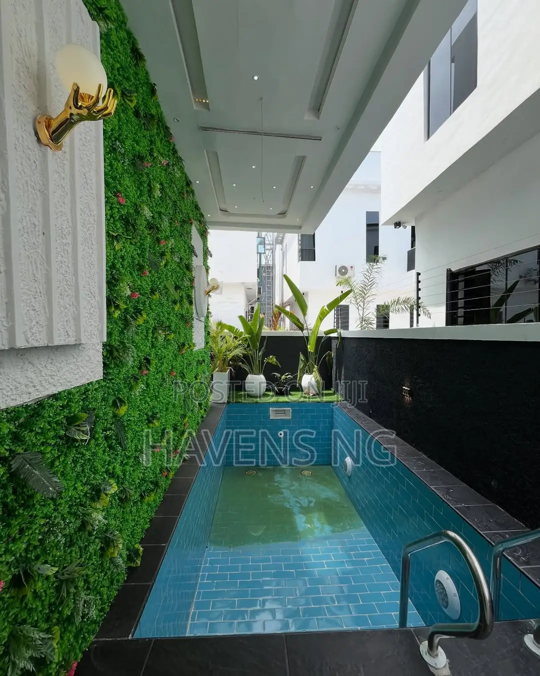 4bdrm Duplex in Chevron for sale