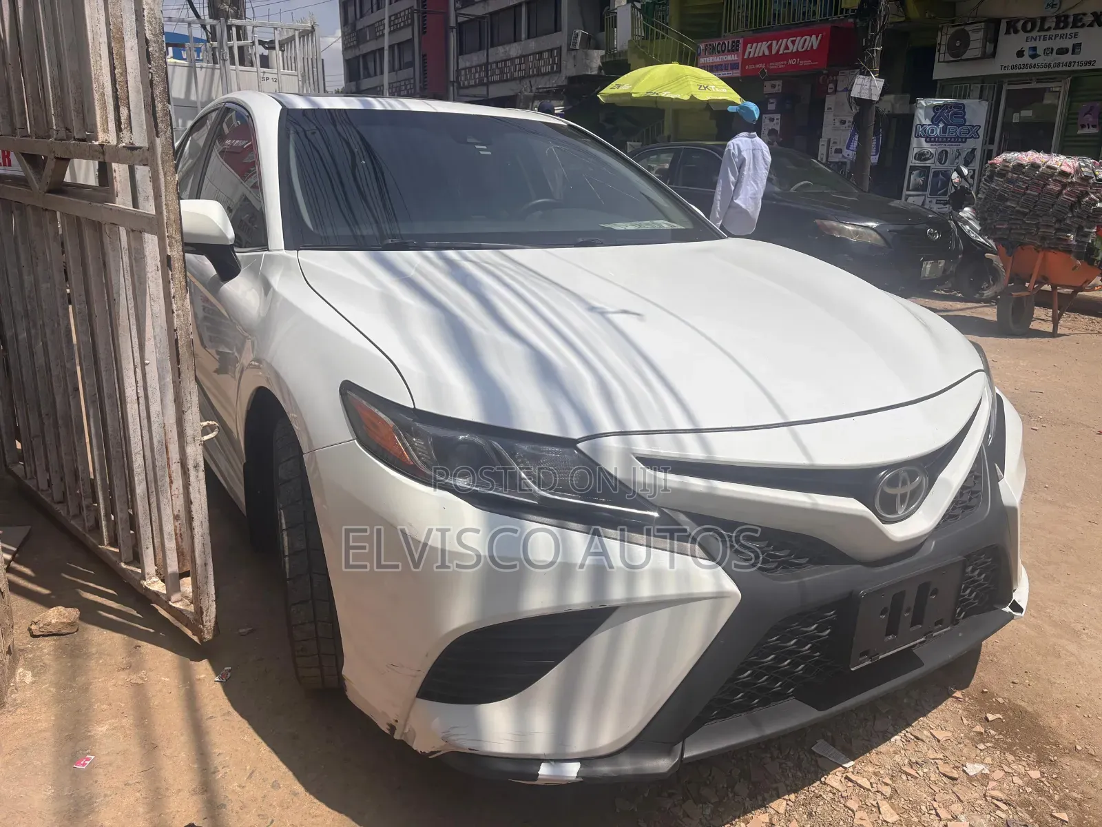 Toyota Camry SE FWD (2.5L 4cyl 8AM) 2018 White