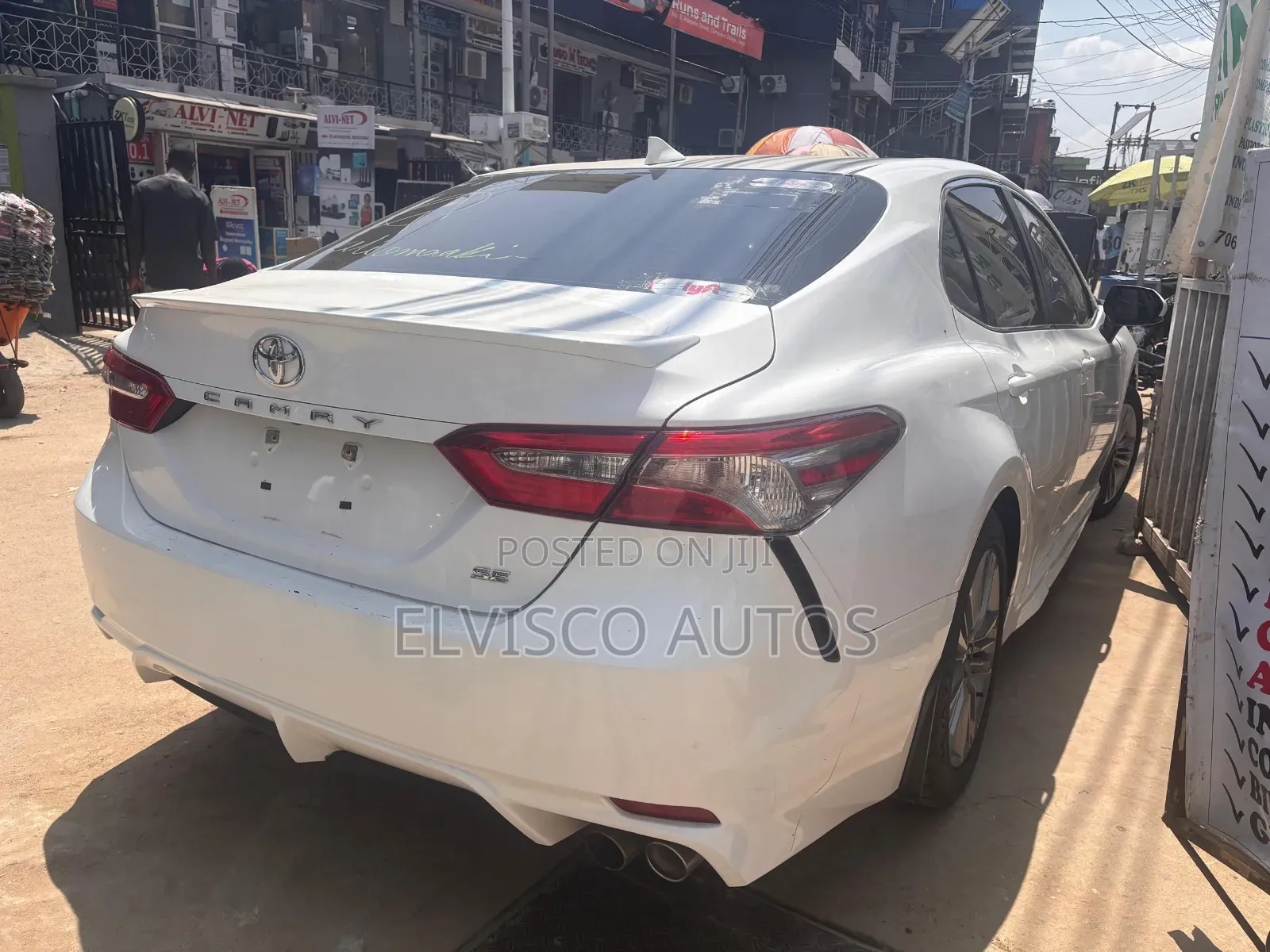 Toyota Camry SE FWD (2.5L 4cyl 8AM) 2018 White